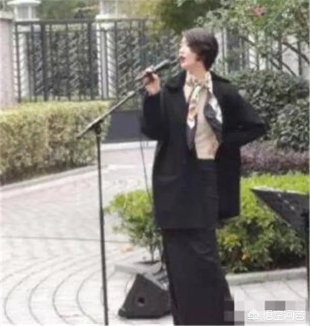 李亚鹏的新女友长得很像香港街头唱歌的小龙女,但是看介绍觉得应该不是,有知情的吗?
