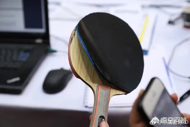 匈牙利公开赛,周雨心因为在比赛局间撕下球拍胶皮而被取消比赛资格,对此你怎么看?