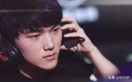 JKL再爆猛料!加盟RNG把小虎挤成上单,Uzi变成中单,狼行直接退役,你怎么看?