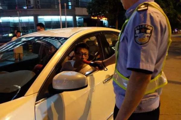 廊坊一轿车冲过夜市撞飞数人,司机要负什么责任