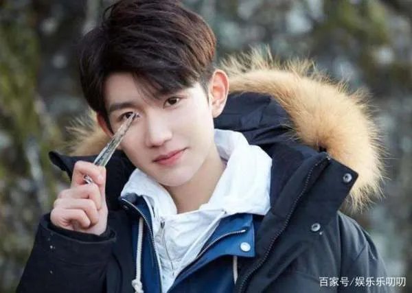 东方风云榜王源一人独捧四座奖杯,引网友惊叹:批发式拿奖,你怎么看?
