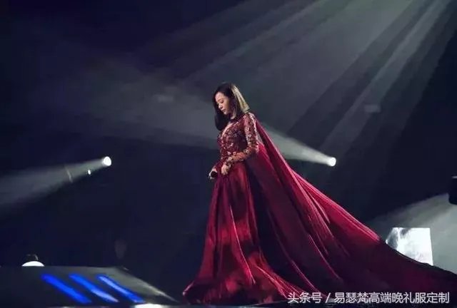 #维密大秀#张靓颖成第一个登上维密舞台的中国歌手,她的时尚品味如何?