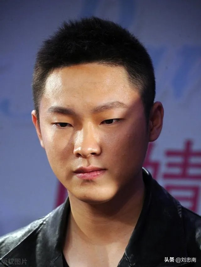 如何评价梁博的唱功和创作?