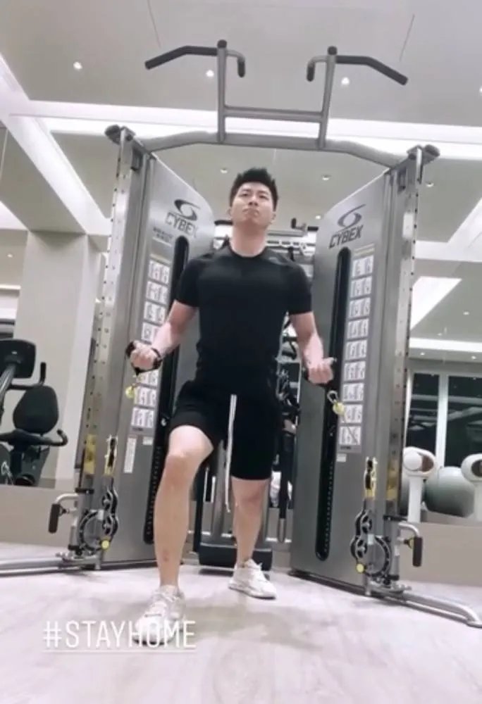 何超莲晒窦骁健身照,他们两个是否已经同居?