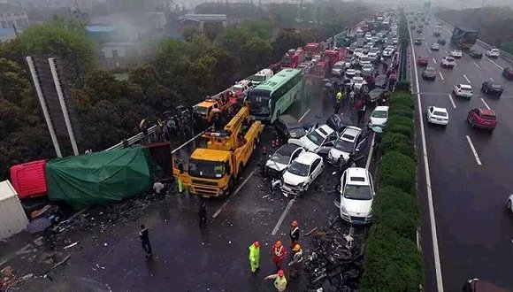 江苏常州发生交通事故,致2死6伤,此事故会如何划分责任?