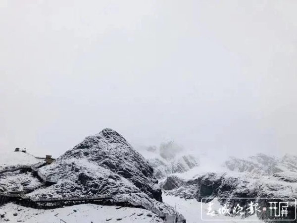 丽江玉龙雪山8月飘雪是怎么回事？