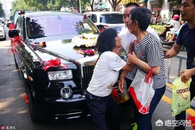 老头老太拦婚车讨“喜钱”并且只认一百块,你怎么看?