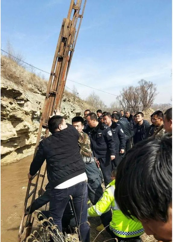 男子什么原因落水渠被困20小时?