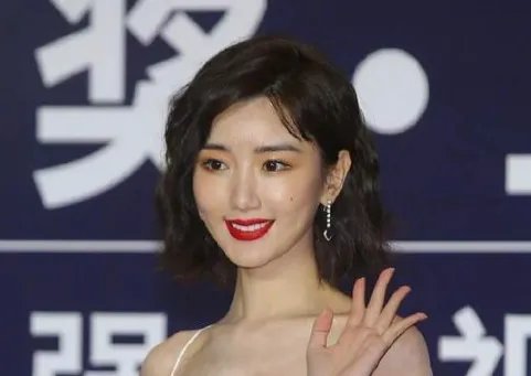 毛晓彤亮相华鼎奖红毯,港风造型的她为我们带来怎样的美感?