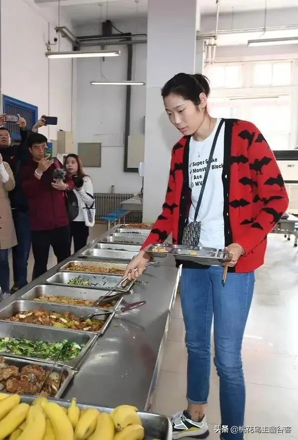 朱婷荣归故里,回河南老家排队吃食堂并主动刷碗,如何评价她的行为?