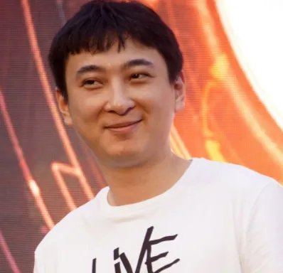 王思聪带美女逛街,女伴有何背景?