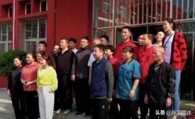 朱婷荣归故里,回河南老家排队吃食堂并主动刷碗,如何评价她的行为?