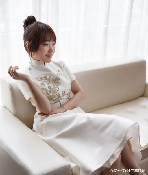 杨钰莹越老越有味道,穿复古裙装气质迷人,身材曲线有多好?