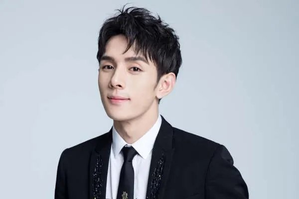 李佳琦为线下活动保安推人道歉,对此网友是如何评价的?