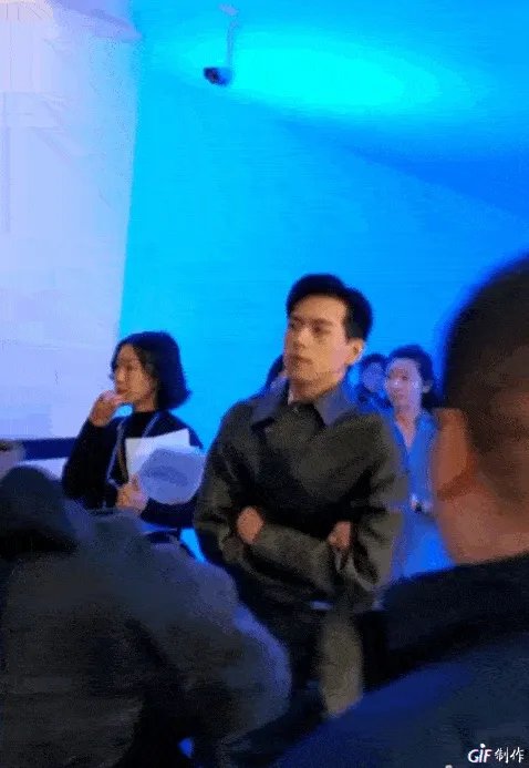 明星冬天走红毯时总是穿的很少,他(她)们到底冷不冷?