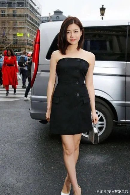 陈妍希穿黑色连衣裙高级洋气,和陈晓同框,两人状态怎么样?