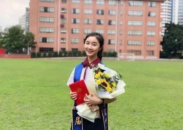 “点读机女孩”高考成绩曝光,网友为何说你敢再说So easy不?
