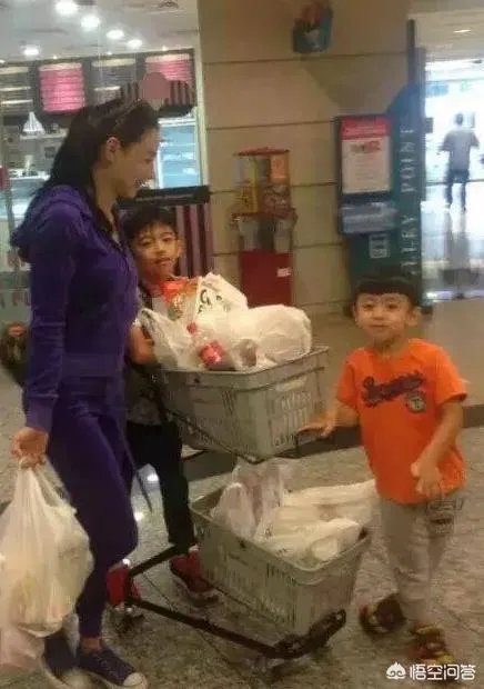 张柏芝陪儿子吃饭累到睡着,被网友嘲讽是“戏精”,你怎么看?
