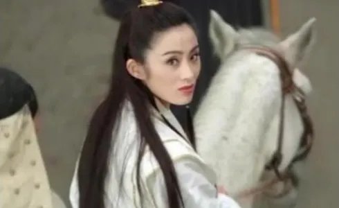 朱茵和邱淑贞的经典镜头,都比不过蔡少芬的“低头杀“,你觉得呢?
