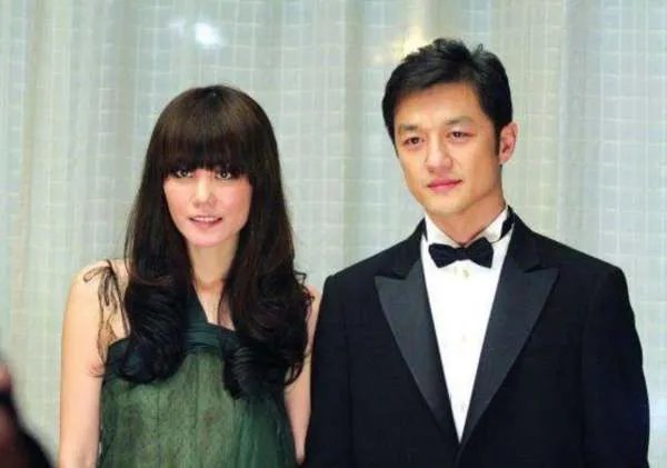 王菲和李亚鹏离婚的原因是什么?为什么王菲更愿意和谢霆锋在一起?