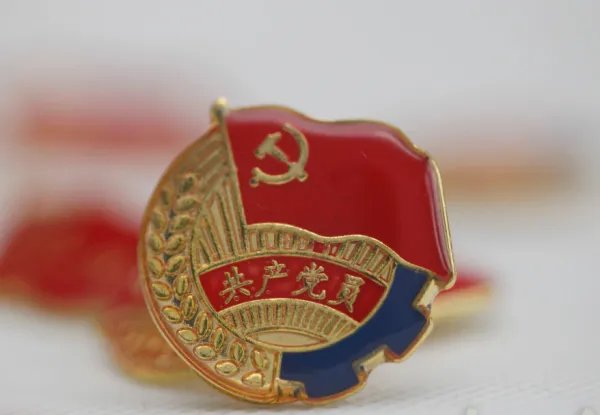 十九大报告明确指出，中国特色社会主义最本质的特征是什么