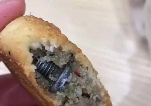 河南一男子吃月饼咬到螺丝磕坏2颗牙,厂商是否需要赔偿?