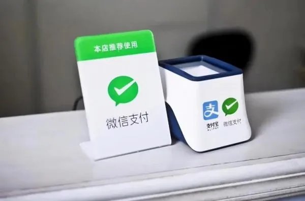 山东男子用截图伪装扫码付款被路人拍下全过程,如何评价男子的行为?