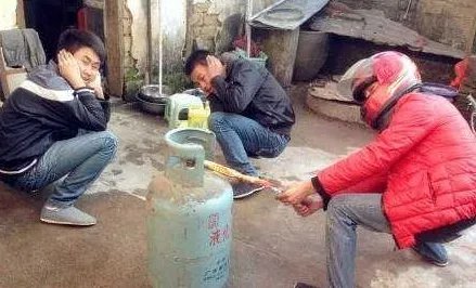 熊孩子井盖上放鞭炮被炸飞,物业需要负责吗?