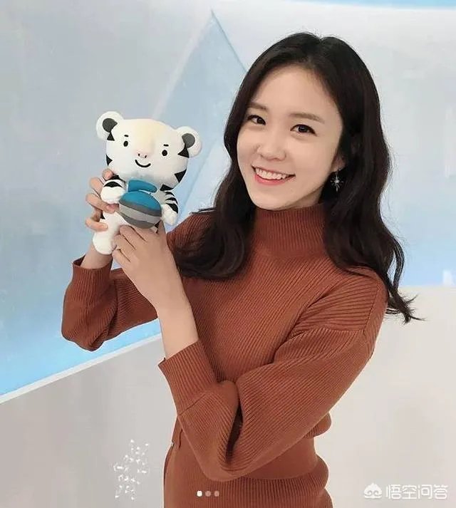 韩国女神主播张艺媛再次报道世界杯,中国球迷说不如刘语熙,你怎么看?