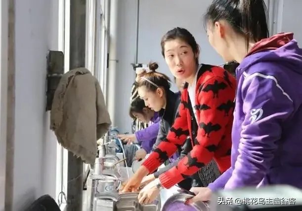 朱婷荣归故里,回河南老家排队吃食堂并主动刷碗,如何评价她的行为?