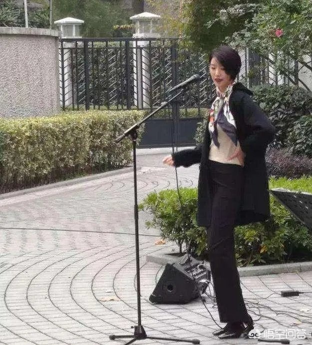 李亚鹏的新女友长得很像香港街头唱歌的小龙女,但是看介绍觉得应该不是,有知情的吗?