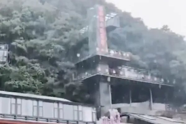 河南多景区飘起鹅毛大雪,今年天气为何如此反常?