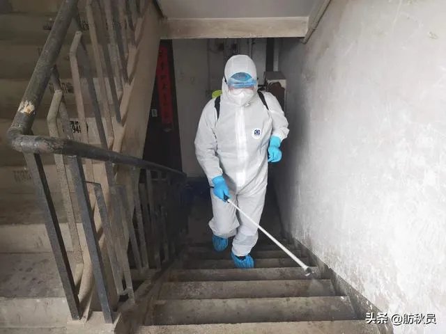 我现在在哈尔滨,疫情很严重,小区却一个多月没有消毒了,是不是应该举报?