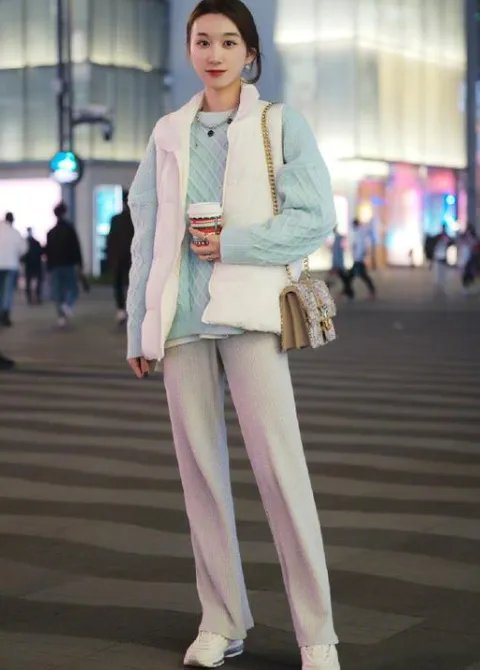 不流行穿大衣了,羽绒服+长裤才是冬天正确打开方式,你认为怎样呢?