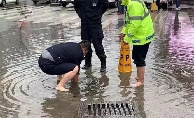 渭南一交警赤脚清理下水道,你如何评价此交警的做法?