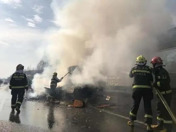 金华货车高速起火过路司机狂奔数米灭火,发现货车起火该如何救援?