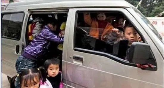 中国校车冲破墙面~完好无损~孩子的福音~中国的希望!