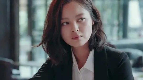 辛芷蕾奇怪的嘴巴引起广大争议,是天生的形状还是整容失败?