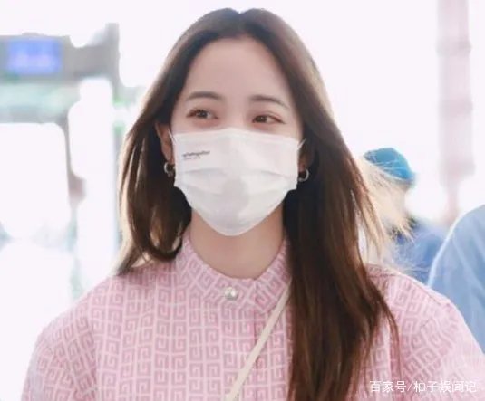 欧阳娜娜现身机场,本人又白又瘦,小腿像胳膊一样细,你喜欢她吗?