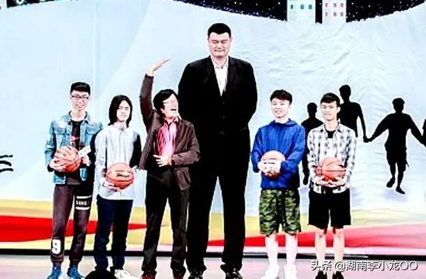 跟姚明合影,如何站位才能避免尴尬?