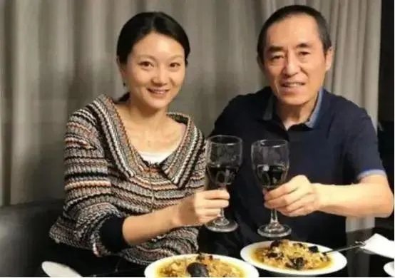 张艺谋妻子晒合照为儿子庆生
