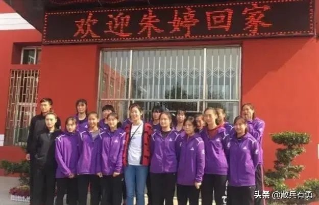 朱婷荣归故里,回河南老家排队吃食堂并主动刷碗,如何评价她的行为?