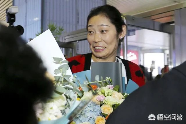 朱婷荣归故里,回河南老家排队吃食堂并主动刷碗,如何评价她的行为?