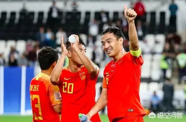 强烈建议,让散步踢球的冯潇霆退出国家队,你同意吗?