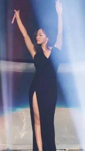 #维密大秀#张靓颖成第一个登上维密舞台的中国歌手,她的时尚品味如何?
