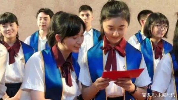 “点读机女孩”高考成绩曝光,网友为何说你敢再说So easy不?