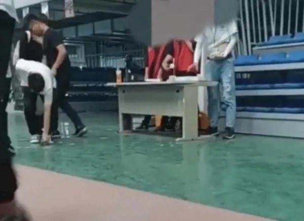 世硕电子厂扔员工证件事件发酵,此公司后续该采取什么做法?