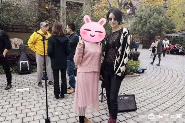 李亚鹏的新女友长得很像香港街头唱歌的小龙女,但是看介绍觉得应该不是,有知情的吗?