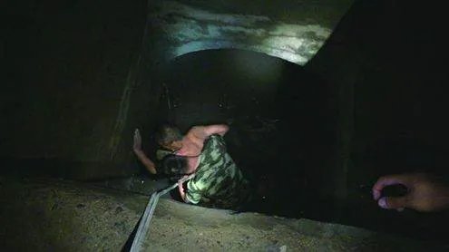 男子坠入深坑生还究竟经历了什么?