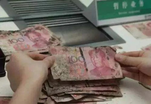 贵州男子十万现金放家里,发霉只剩两万多,硬得像一块砖头,你怎么看?